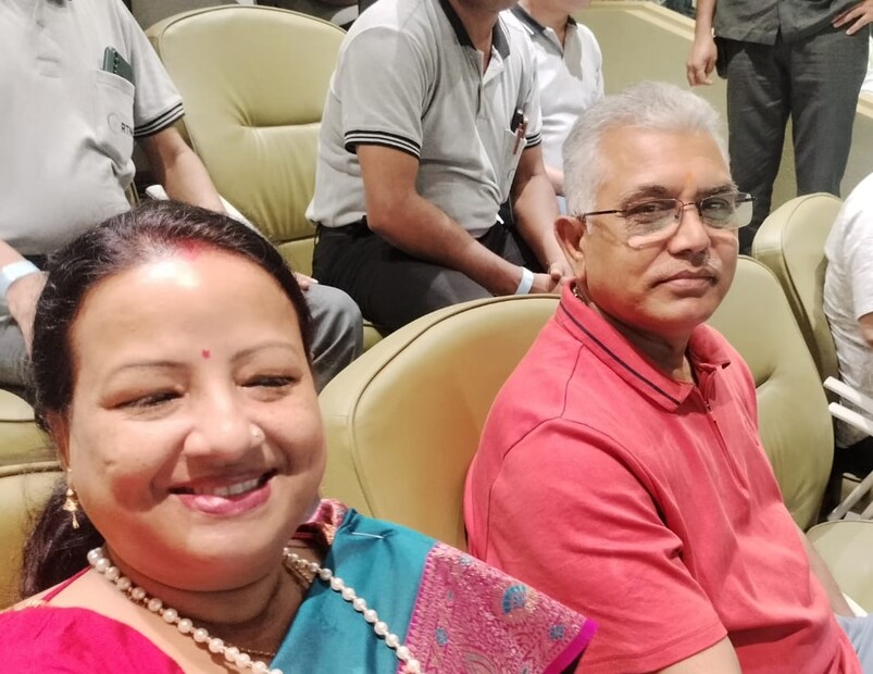 জামাইষষ্ঠীতে দিলীপের সঙ্গী হন তাঁর মা-ও। জামাই ষষ্ঠী অনুষ্ঠানে যোগদান করতে মুকুন্দপুরে মামা শ্বশুরের বাড়িতে সস্ত্রীক দিলীপ ঘোষ।