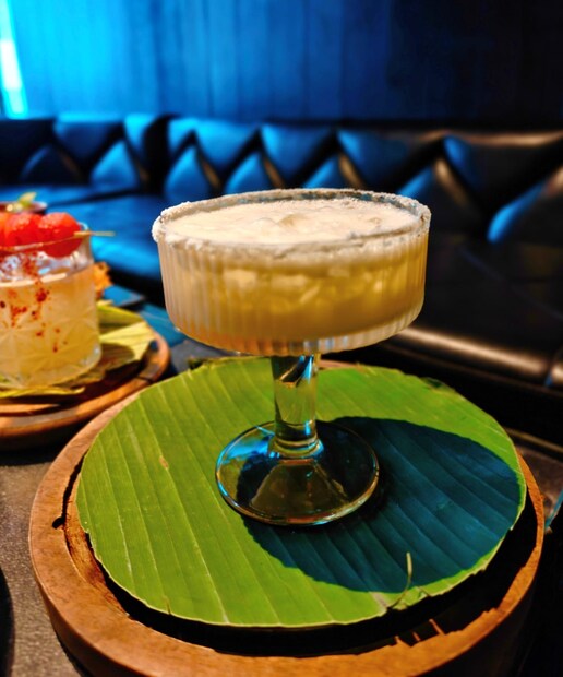 মকটেলের জাদুও বড় কম নয়। ডাবের জল, শাঁস, ভ্যানিলা আইসক্রিম আর এল্ডারফ্লাওয়ারের ক্রিমি মিশেলে মন মাতাবে সোনার তরী, মূল্য ৩৯৯ টাকা। তাজা আঙুরের রস, আম, আদা, পুদিনা, গন্ধরাজ আর এল্ডারফ্লাওয়ারের সিরাপে ইন্দ্রিয় আকুল করে তুলবে ‘বাংলা ভাসি’, এরও মূল্য ৩৯৯ টাকা। রয়েছে মালদার আম পান্নাও, ম্যাঙ্গো জ্যুস, চাট মসালা, গন্ধরাজের নির্যাসে রাত সুগন্ধি তা করে তুলবেই, এর মূল্য ২৯৯ টাকা।