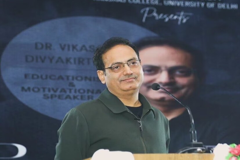 ছাব্বিশ বছর আগে শুরু যাত্রা: আজ থেকে প্রায় ২৬ বছর আগে বিকাশ দিব্যকীর্তির হাত ধরে দৃষ্টি আইএএস-এর যাত্রা শুরু হয়েছিল। আর অচিরেই তা সিভিল সার্ভিসেস এক্সামিনেশনের প্রস্তুতির জন্য জনপ্রিয় কোচিং ইনস্টিটিউট হয়ে ওঠে। আর ২০২৪ অর্থবর্ষে এই প্ল্যাটফর্মের রাজস্ব হয়েছিল ৪০৫ কোটি টাকা। আর মুনাফা ছিল ৯০ কোটি টাকা। দিল্লির মুখার্জী নগর কেন্দ্রই এই সমগ্র রাজস্বের ৫৮ শতাংশ উপার্জন করতে সক্ষম হয়েছিল। এর পাশাপাশি রাজস্ব এসেছে প্রয়াগরাজ, জয়পুর এবং করোল বাগে অবস্থিত কেন্দ্র থেকে। 