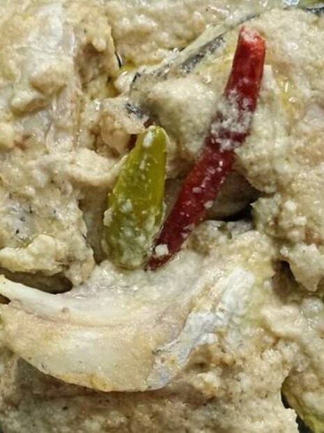 ভাজা হলে ক্যাচা লঙ্কা বাটা দিতে হবে। তারপর সব মশলা, ময়দা জলে গুলে দিতে হবে। ভাল করে নাড়াতে হবে। তেল ছেড়ে গেলে দুধ দিতে হবে। ফুটে গেলে মাছ নুন দিয়ে ঢাকা দিতে হবে। একটু ঘন হয়ে গেল কাঁচা লংকা ভেঙে দিয়ে নামিয়ে নিতে হবে। তৈরি আপনার দুধ কাতলা।