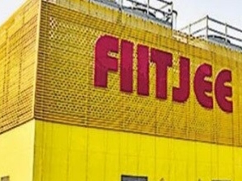 FIITJEE হাজার হাজার শিক্ষার্থীর কাছ থেকে প্রায় ২০৬-২৫০ কোটি টাকা অঙ্কের ফি আদায় করেছে, যার মধ্যে ২০২৫-২৬ থেকে ২০২৮-২৯ পর্যন্ত অগ্রিম ফিও অন্তর্ভুক্ত ছিল। এই অর্থ কোচিং পরিচালনা বা কর্মীদের বেতন প্রদানের জন্য ব্যবহার করার পরিবর্তে বেসরকারি বিনিয়োগ এবং অন্যান্য কোম্পানিতে স্থানান্তরিত করা হয়েছিল। ২০২৫ সালের জানুয়ারিতে FIITJEE কোনও পূর্ব নোটিস ছাড়াই দিল্লি-এনসিআর, গাজিয়াবাদ, মেরঠ, বারাণসী, ভোপাল এবং পটনার মতো বেশ কয়েকটি শহরে তাদের কেন্দ্রগুলি বন্ধ করে দেয়। এর ফলে প্রায় ১২,০০০-১৫,০০০ শিক্ষার্থীর ভবিষ্যৎ অনিশ্চিত হয়ে পড়েছে। ২০২৪ সালের এপ্রিলে ইডি মালিক ডি কে গোয়েলের দিল্লি, নয়ডা এবং গুরুগ্রামের ৮-১০টি সম্পত্তিতে অভিযান চালায়। এই সময়, ১০ লক্ষ টাকা নগদ এবং ৪.৮৯ কোটি টাকার গয়না বাজেয়াপ্ত করা হয়েছে।