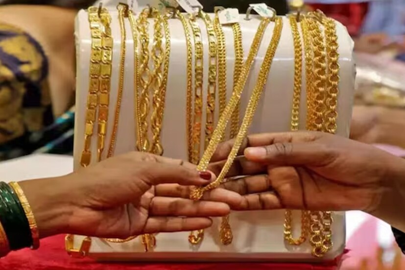 ১. সারা বিশ্বেই সোনার উৎপাদন বৃদ্ধি পেয়েছে। এর ফলে সোনার মজুত ৯ শতাংশ বৃদ্ধি পেয়ে ২,১৬,২৬৫ টনে এসে দাঁড়িয়েছে। অস্ট্রেলিয়ায় সোনার খনিতে কাজ বেড়েছে, বাজারে পুরনো সোনা ফিরে আসাতেও সরবরাহ বৃদ্ধি পেয়েছে। অতএব, এবার দাম পড়ার পালা! (Representative Image)
