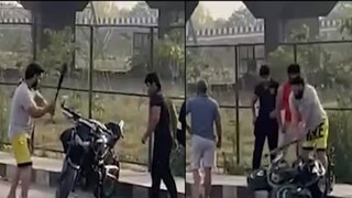 গাড়ি থেকে নেমে বাইক আরোহীকে বেসবল ব্যাট দিয়ে মারধর ! (Photo Courtesy: IANS)