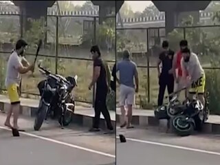 গাড়ি থেকে নেমে বাইক আরোহীকে বেসবল ব্যাট দিয়ে মারধর ! (Photo Courtesy: IANS)