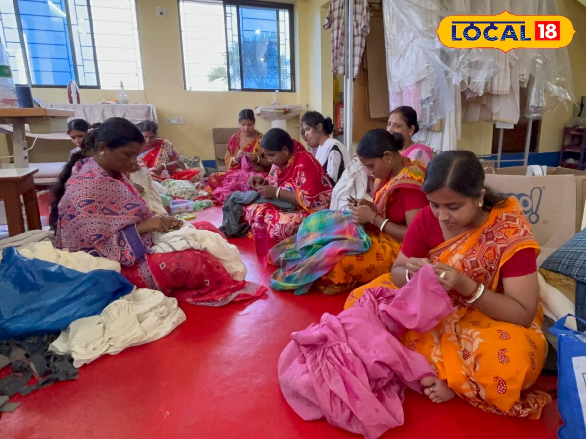 সেলাইয়ের কয়েকটি কাজ জানলেই মালামাল!মাসে মাসে হাজার হাজার টাকা কামাচ্ছেন এই গ্রামের মহিলারা