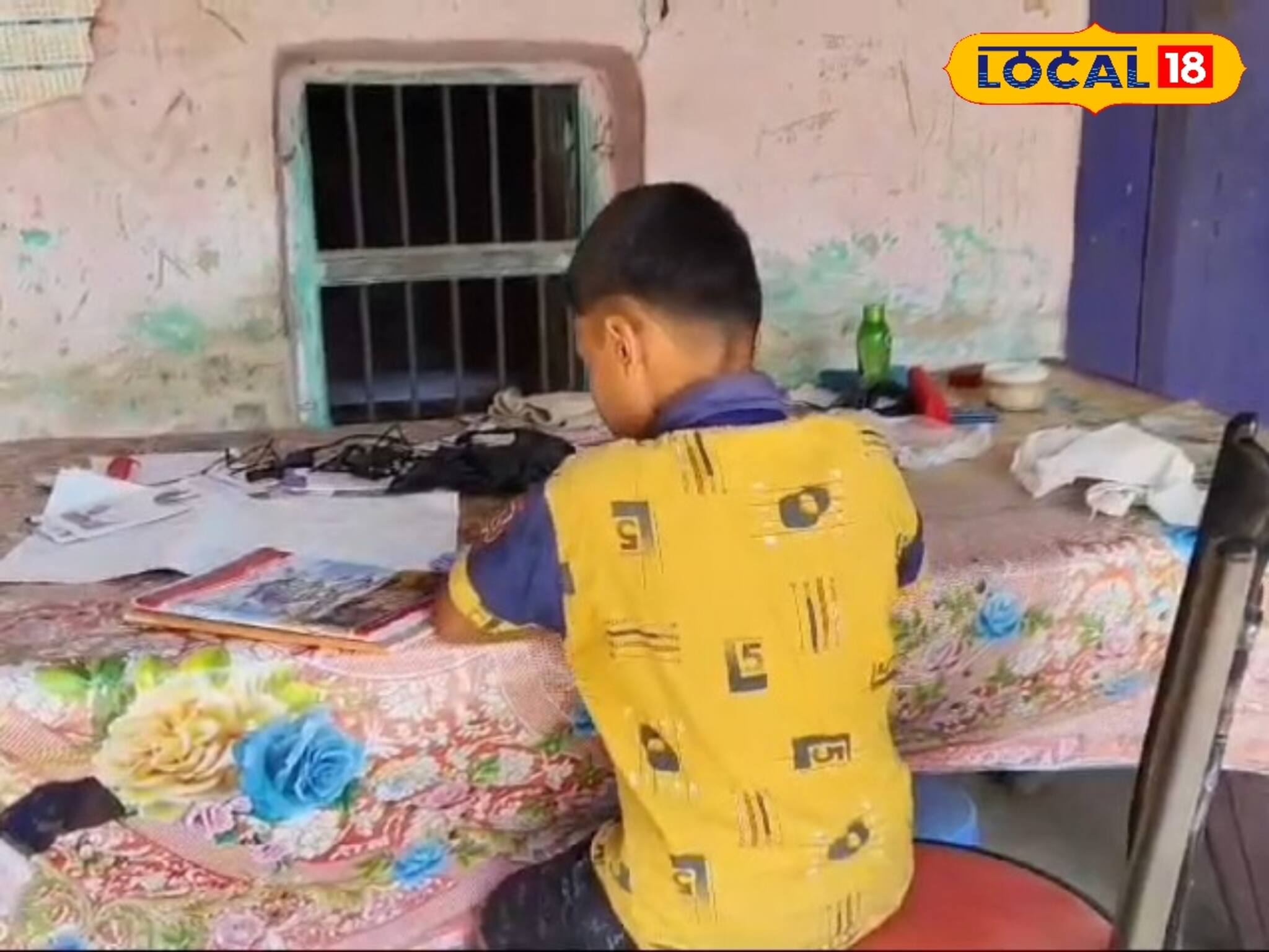 অমানবিক!  মা-বাবা এইচআইভি পজেটিভ,  স্কুলে ঢুকতে দেওয়া হচ্ছে না ক্লাস টু-এর শিশুকে