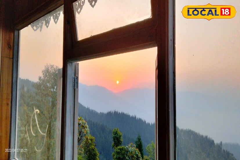 হাওয়া অফিসের পূর্বাভাস অনুযায়ী, আগামী কয়েকদিন উত্তরবঙ্গ জুড়ে মাথার উপরে থাকবে সূর্য, প্রখর তাপে ঘাম ঝরবে উত্তরবঙ্গবাসীর। শুক্রবারের পর থেকে প্রত্যেকটি জেলায় ফের বৃষ্টির আশঙ্কা তারপরেই ধীরে ধীরে বাড়বে পারদ।