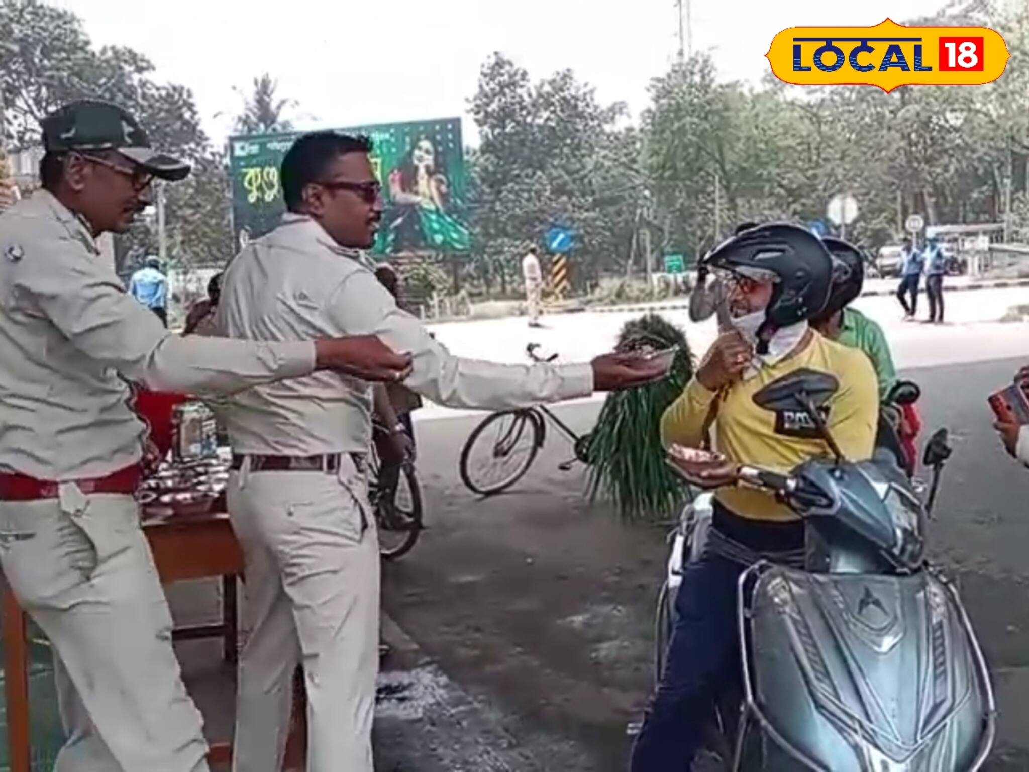 চাঁদিফাটা গরমেও মাথা থাকবে কুল কুল! পথচলতিদের জন্য অভিনব উদ্যোগ ট্রাফিক পুলিশের