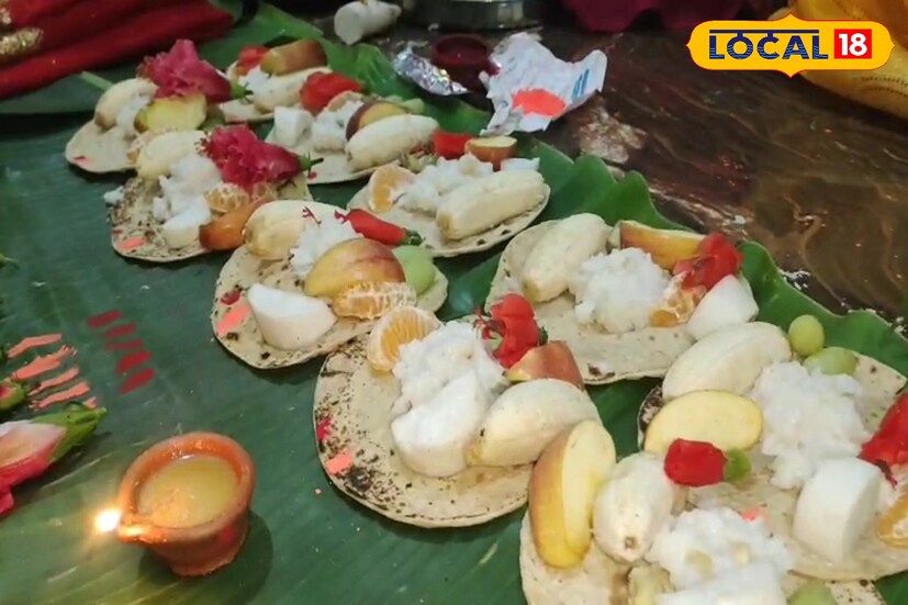 খরনা পুজোর দিন সারাদিন নির্জলা উপবাস রাখেন ব্রতীরা। বিকেলে স্নান করে সূর্যের পুজো করা হয়। এরপর মাটির উনুন তৈরি করে তাতে বানিয়ে নিতে হয় প্রসাদ। সেই প্রসাদ দিতে হয় ছট মায়ের উদ্দেশ্যে।