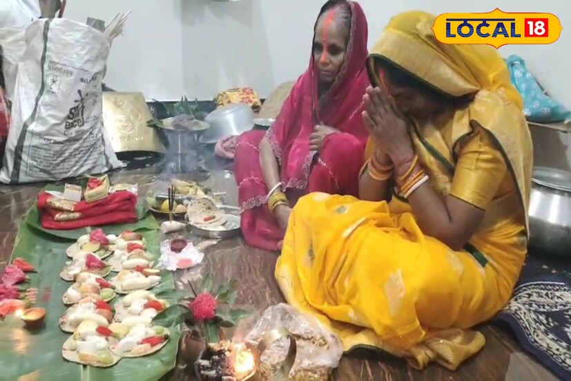 খরনা পুজোয় প্রসাদ হিসেবে দেওয়া হয় রুটি, ক্ষীর ও ফল। একটি কলা পাতার উপর ১০ টি ভোগ সাজিয়ে দেওয়া হয়। এরপর ঘট পেতে, ফুল দিয়ে পুজো করা হয়। পুজোর পর ভোগ সকলকে দেওয়া হয়।