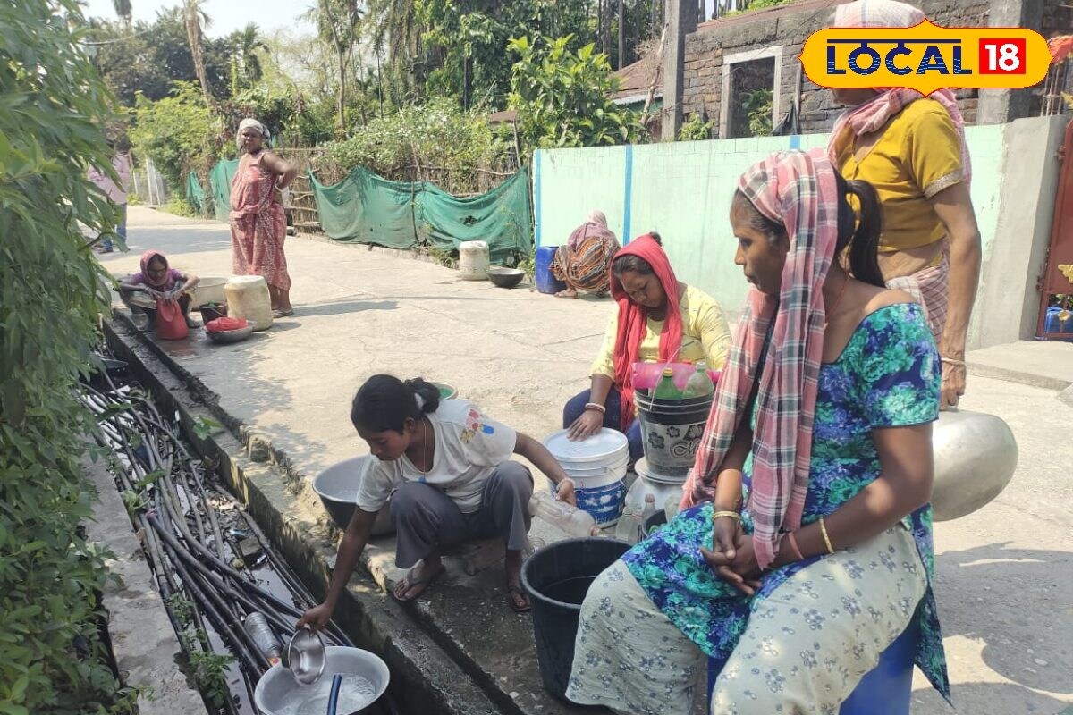 Alipurduar News: নালার সামনে হাঁড়ি, কলসি নিয়ে বসে মহিলারা! কারণ জানলে আপনিও ধিক্কার জানাবেন | drinking water crisis in alipurduar chuapara tea garden area