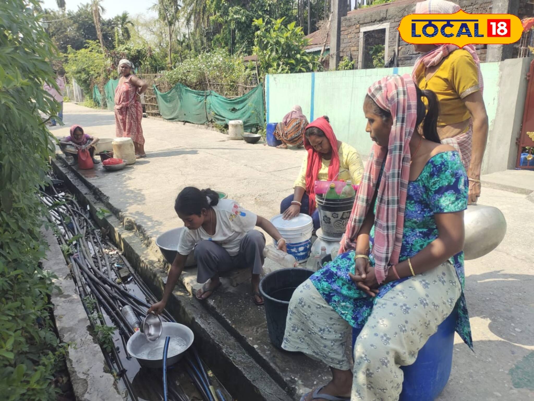 নালার সামনে হাঁড়ি, কলসি নিয়ে বসে মহিলারা! কারণ জানলে আপনিও ধিক্কার জানাবেন