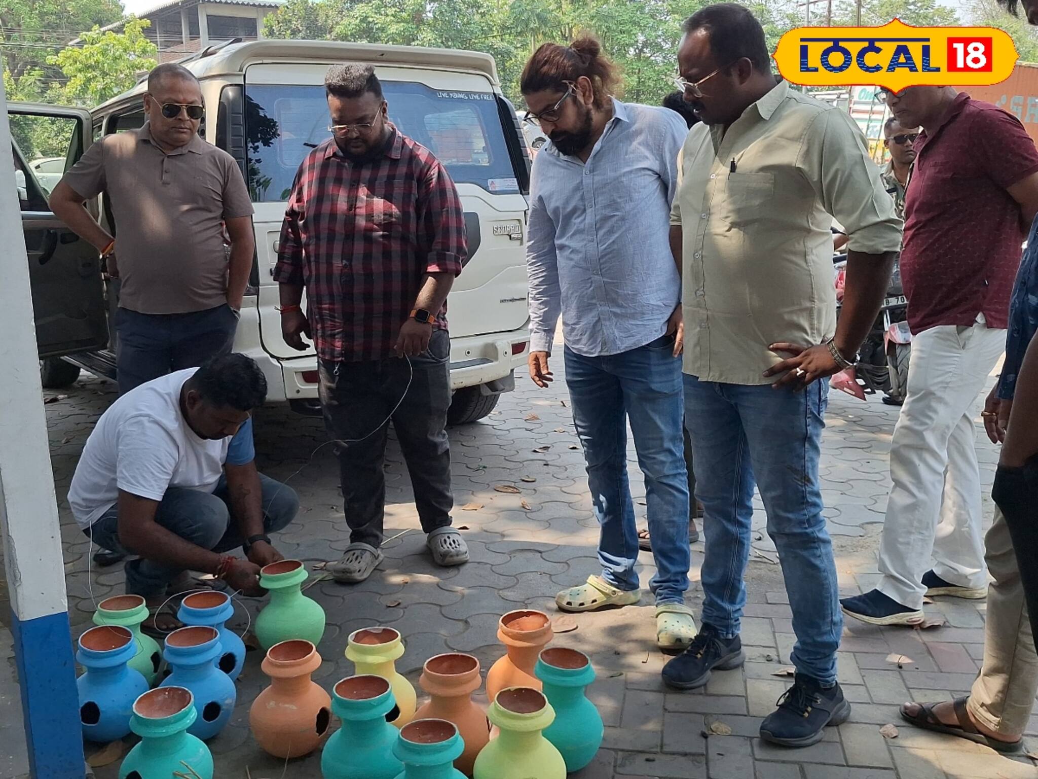 রংবেরঙের মাটির হাঁড়িতে হবে দুটির প্রাণীর মিলন! রঙিন বাসার বাঁধা পড়বে মন, জানুন কী এগুলো!