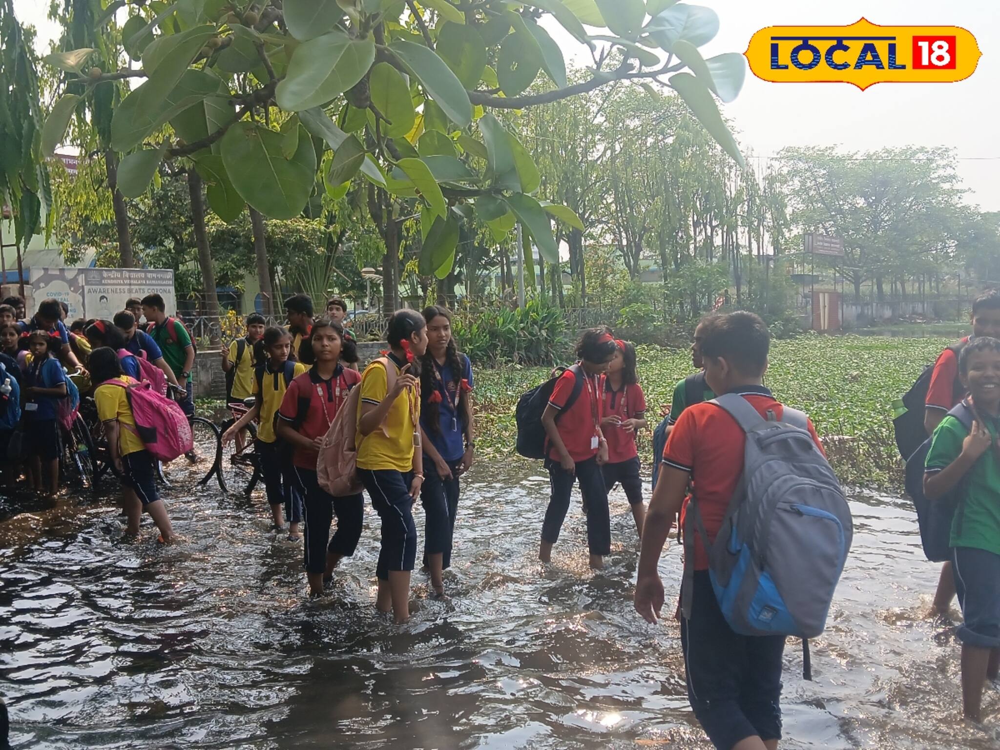 খরাতেও প্যান্ট গুটিয়ে রাস্তা পারাপার বাসিন্দাদের! ১৫ দিনেও জলযন্ত্রণা দূর হল না হাওড়ায়