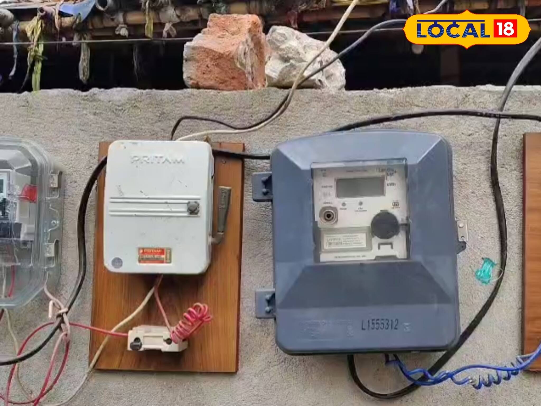 স্মার্ট মিটার লাগাতে বাধা গ্রাহকের, বাধ্য হয়ে পুরনো মিটার লাগিয়ে দিলেন বিদ্যুৎ কর্মীরা