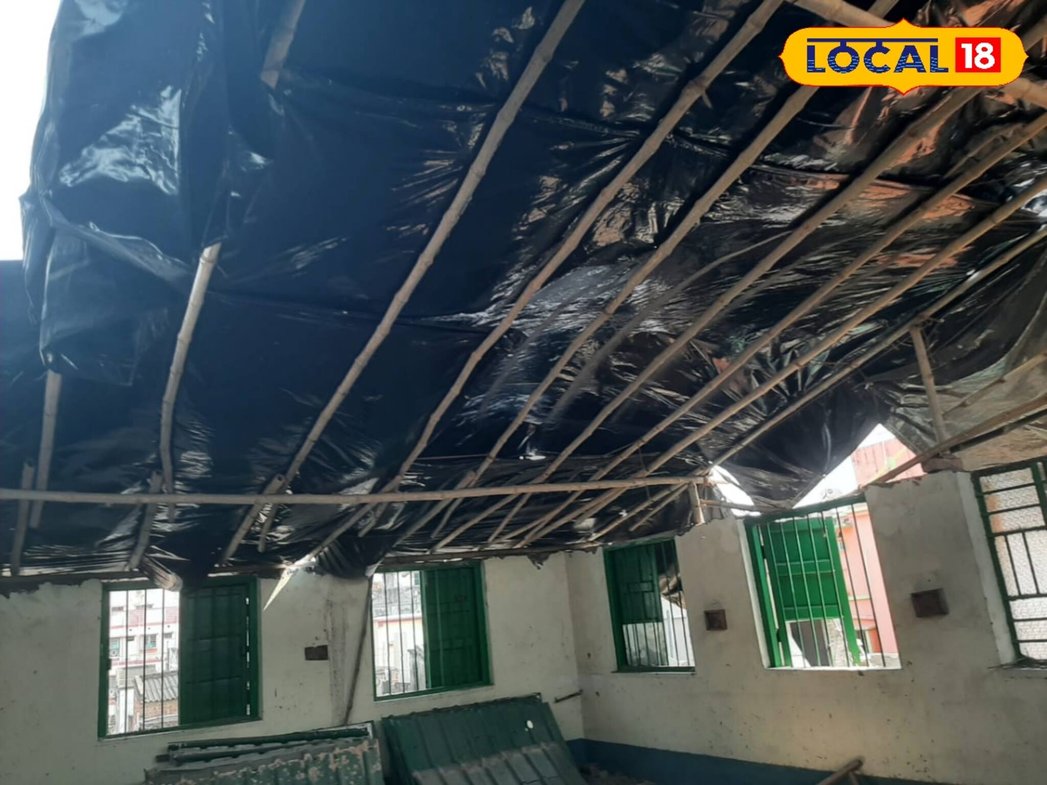 ছেঁড়া ত্রিপল খাটিয়ে চলছে ল্যাবরেটরি! স্কুলের এমন হাল দেখে লজ্জা পাবেন আপনিও