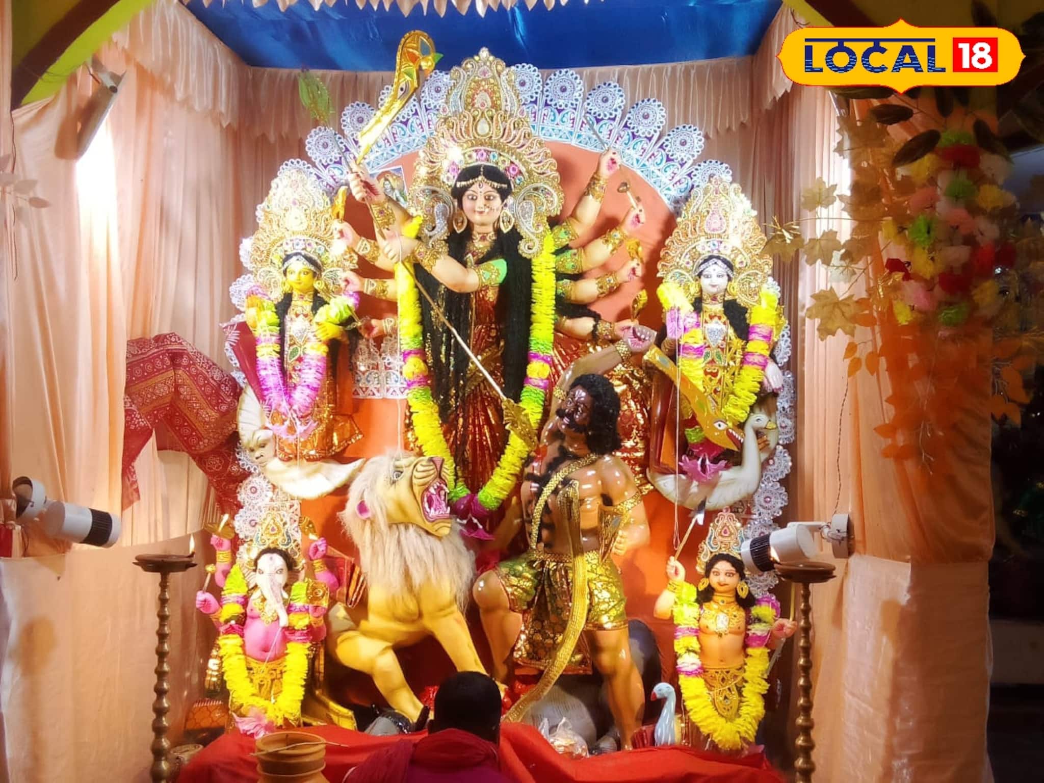 তোর্সা নদীর পাশে প্রাচীন মন্দিরে বাসন্তী পুজোয় ভক্ত সমাগম, আলোর রোশনাইয়ে ভাসছে মেলা