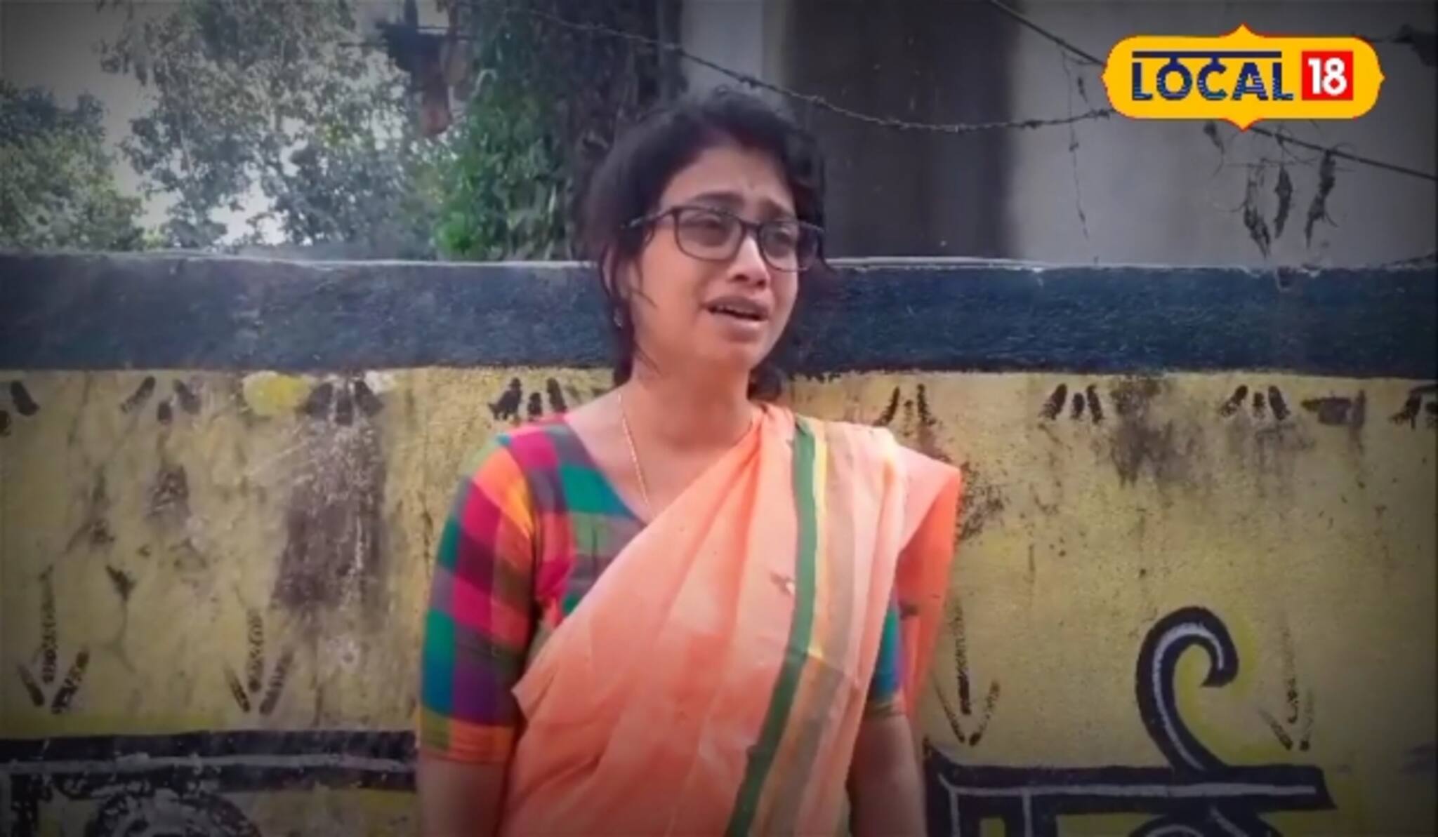 অসুস্থ মায়ের চিকিৎসা চলবে কী  করে...? চাকরি হারানোর পরে মেধাবী শিক্ষিকার বুকফাটা কান্না!