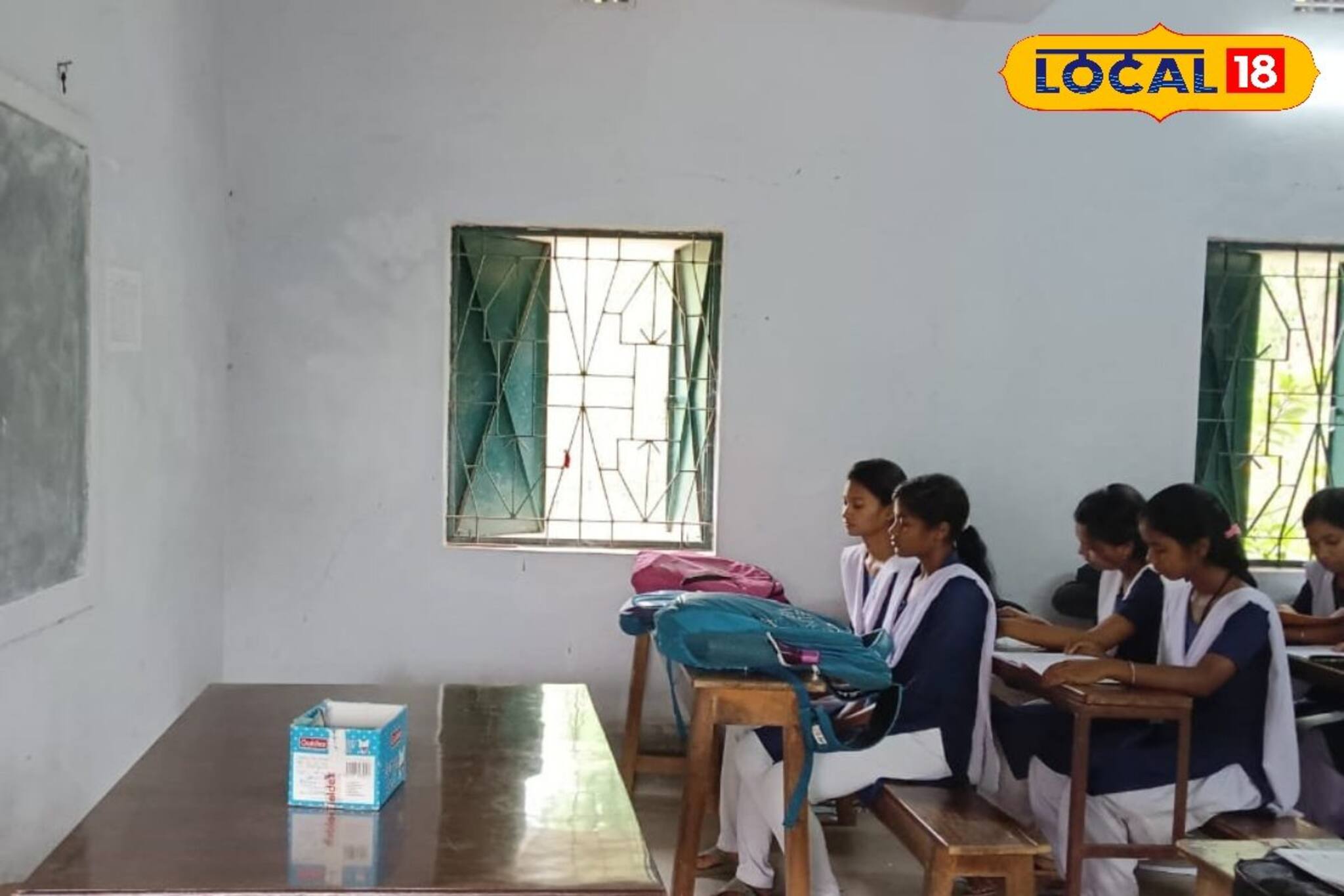 শিক্ষক ছাড়াই ক্লাসে বই পড়ছে পড়ুয়ারা, টেবিলে পড়ে রয়েছে চক ডাস্টার!