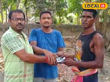 হারানো মোবাইল ফিরিয়ে দিচ্ছেন টোটোওয়ালা