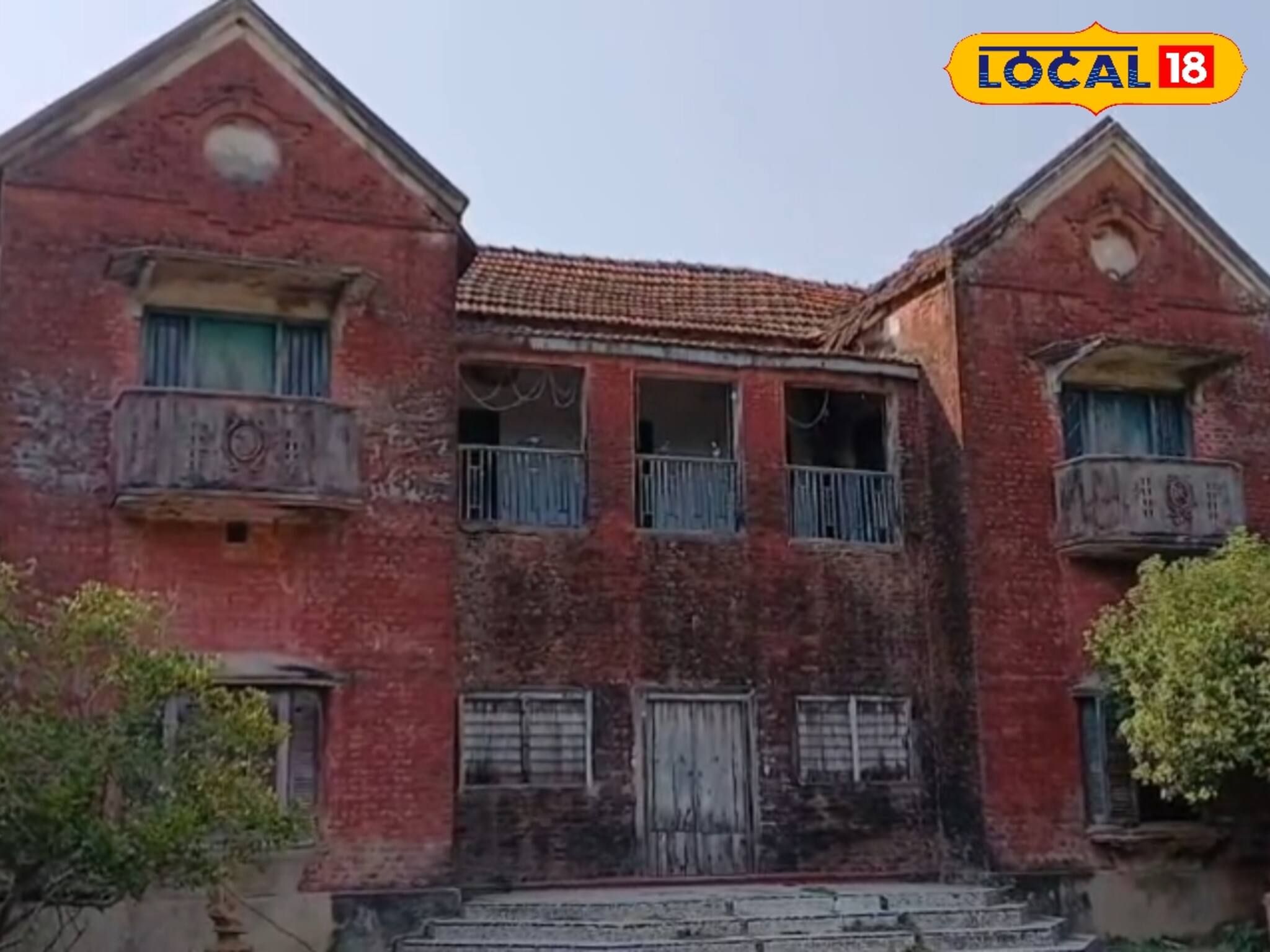 গাছের আড়ালে প্রাচীন ব্রিটিশ বাংলো, রানি ভিক্টোরিয়ার মূর্তি! বাংলার গ্রামে ‘একটুকরো লন্ডন’