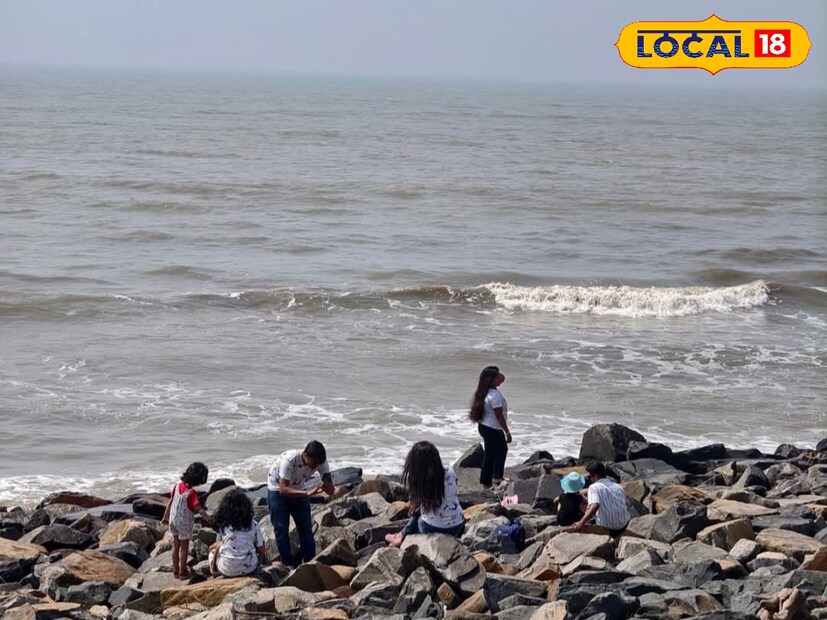 ইতিমধ্যেই আংশিক মেঘলা আকাশ পূর্ব মেদিনীপুরের দিঘা সহ জেলার সর্বত্রই। মেঘলার কারণে গুমোট পরিবেশ। অস্বস্তিকর আবহাওয়া। দিঘা সহ পূর্ব মেদিনীপুর জেলার সর্বত্র এদিনের সর্বোচ্চ তাপমাত্রা থাকছে ৩৬.১ ডিগ্রি সেলসিয়াস এবং সর্বনিম্ন তাপমাত্রা থাকবে ২৭.৫ ডিগ্রি সেলসিয়াস। বাতাসে আপেক্ষিক আর্দ্রতার পরিমাণ ৭৮ শতাংশ। দিঘা হাওয়া অফিসে রিপোর্টে জানা যায় বজ্র-বিদ্যুৎ সহ ঝড় বৃষ্টি হলুদ সর্তকতা বা ইয়েলো অ্যালার্ট জারি রয়েছে ১১ এপ্রিল শুক্রবার পর্যন্ত। 