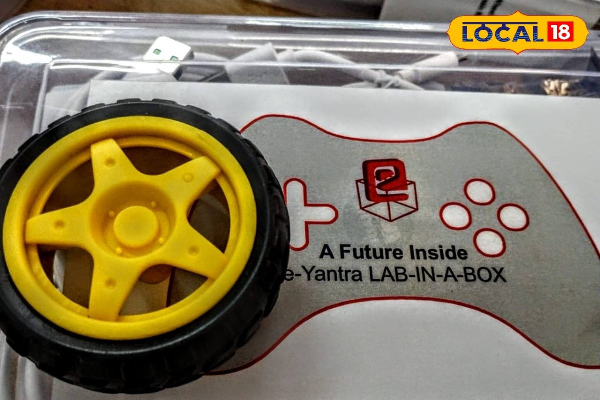 জেলার এই ইঞ্জিনিয়ারিং কলেজে রয়েছে বাক্সবন্দি ল্যাব! চাকাও আছে তার, দেখলে চমকে যাবেন!