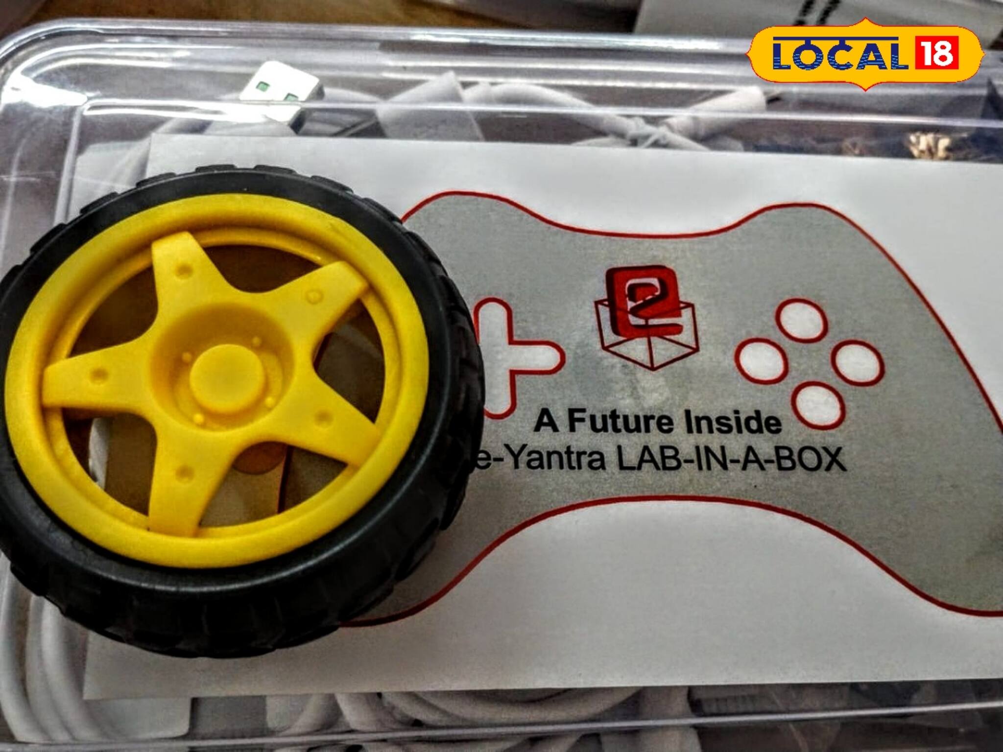 জেলার এই ইঞ্জিনিয়ারিং কলেজে রয়েছে বাক্সবন্দি ল্যাব! চাকাও আছে তার, দেখলে চমকে যাবেন!