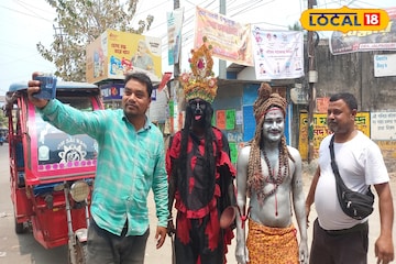 চড়কের আগে শহরের রাস্তায় বহুরূপী, সেলফি তোলার হিড়িক স্থানীয় বাসিন্দাদের চড়কের আগে শহরের রাস্তায় বহুরূপী, সেলফি তোলার হিড়িক স্থানীয় বাসিন্দাদের