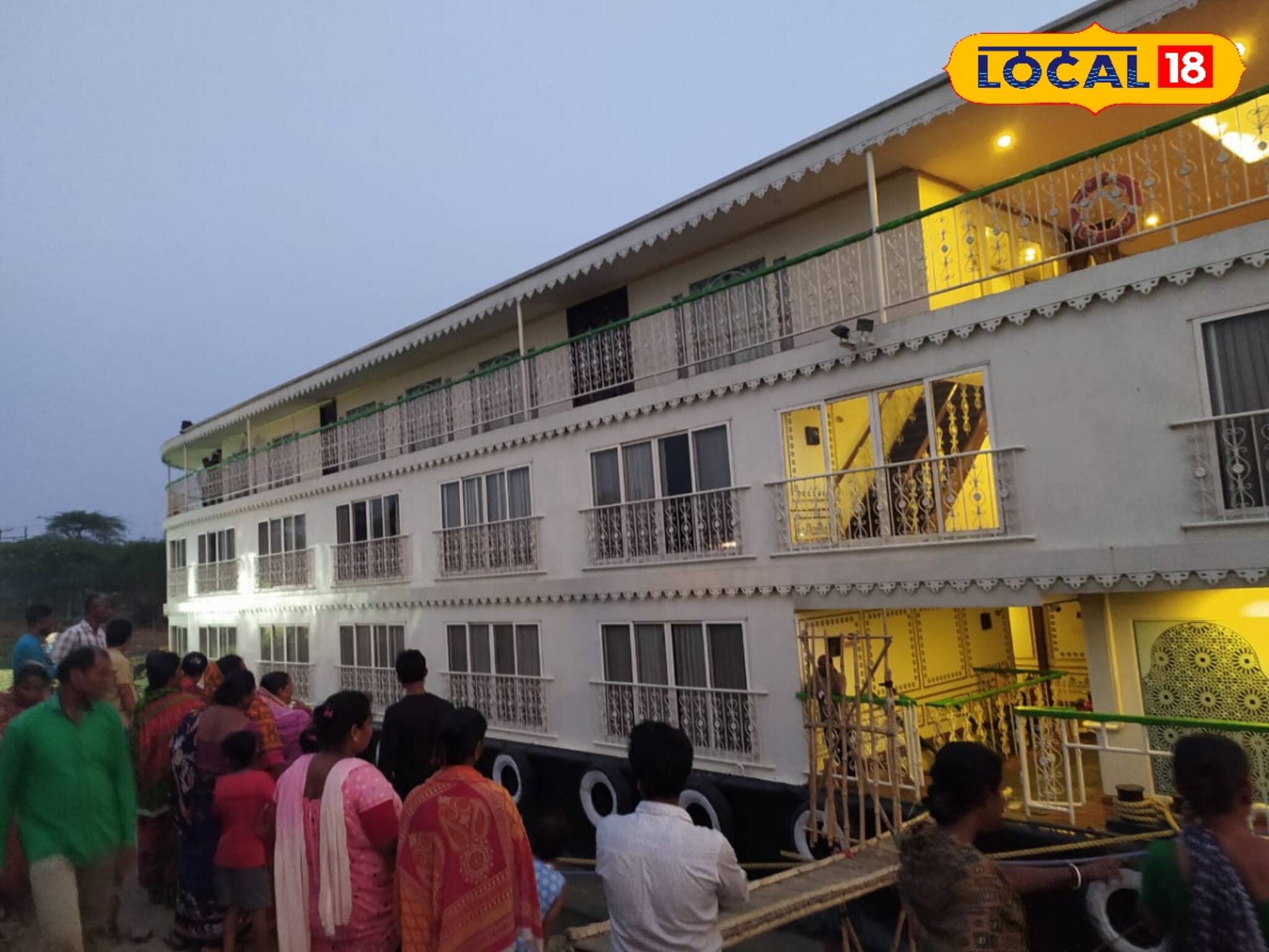 শ্যামপুর ডিহি মন্ডল ঘাটে বিলাসবহুল ক্রুজ দেখতে মানুষের ঢল