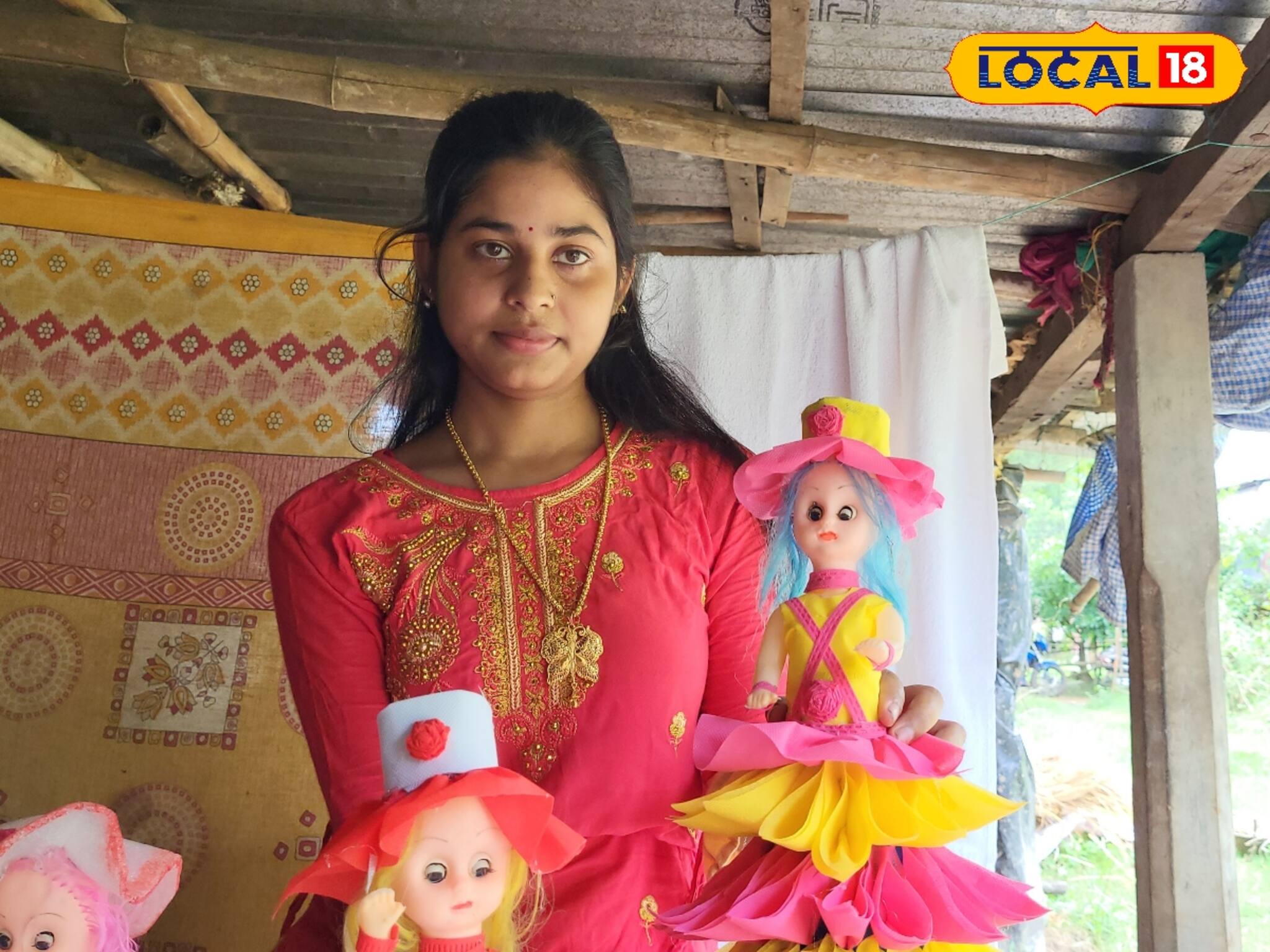 ক্রিস্টালের তৈরি জিনিস ও পুতুল বানিয়ে স্বনির্ভরতার দিশা দেখাচ্ছেন কলেজ ছাত্রী
