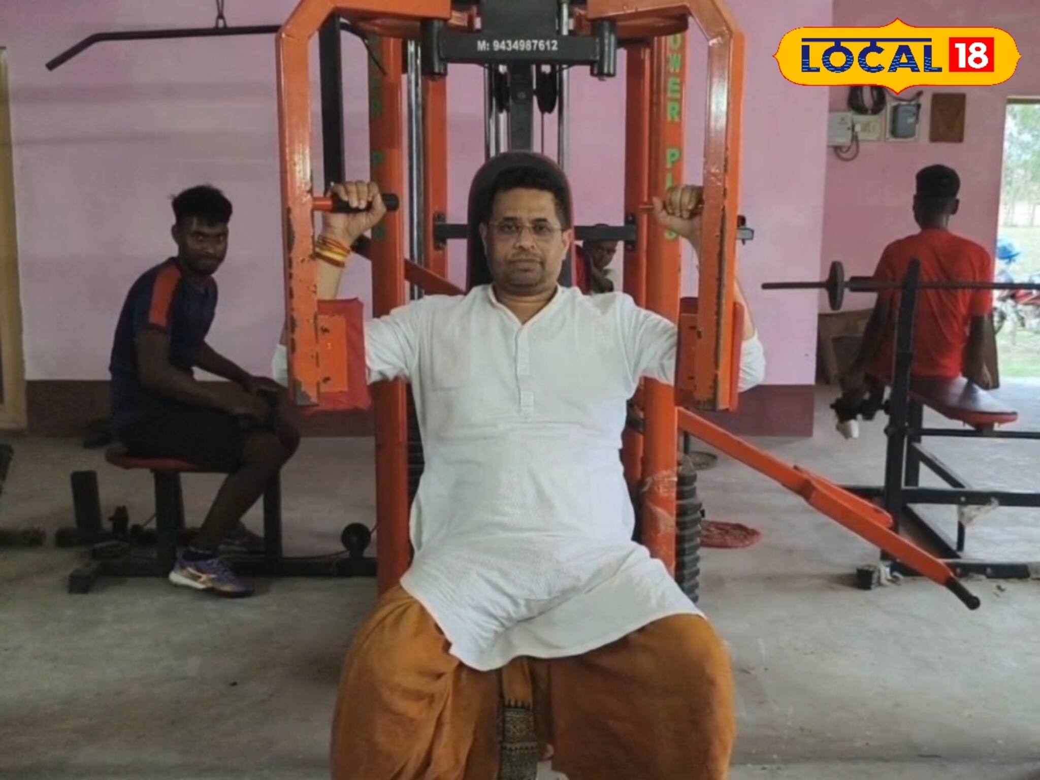 ধুতি পরে জিমে ঘাম ঝরালেন সৌমিত্র, বললেন, '৪ মাসে করে দেব'! আনন্দে আত্মহারা কোতুলপুর