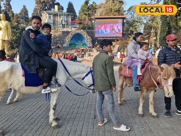 Darjeeling Tourism: খাদের ধারের রেলিং থেকে পাকদন্ডী…ঘুম, সোনাদা, টুং পেরিয়ে এই শৈলশহর জেগে থাকে ঘোড়ার খুরের নালের শব্দে