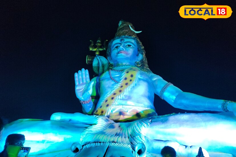 মন্দির নগরী চৈতন্য ভূমি নবদ্বীপ ধামে পর্যটকদের জন্য আরও একটি দর্শনীয় স্থান সংযোজন। তৈরি হল রাজ্যের সর্ববৃহৎ শিবের মূর্তি! যা দেখতে ইতোমধ্যেই সাধারণ মানুষের উপচে পড়া ভিড়! (ছবি ও তথ্য: মৈনাক দেবনাথ)