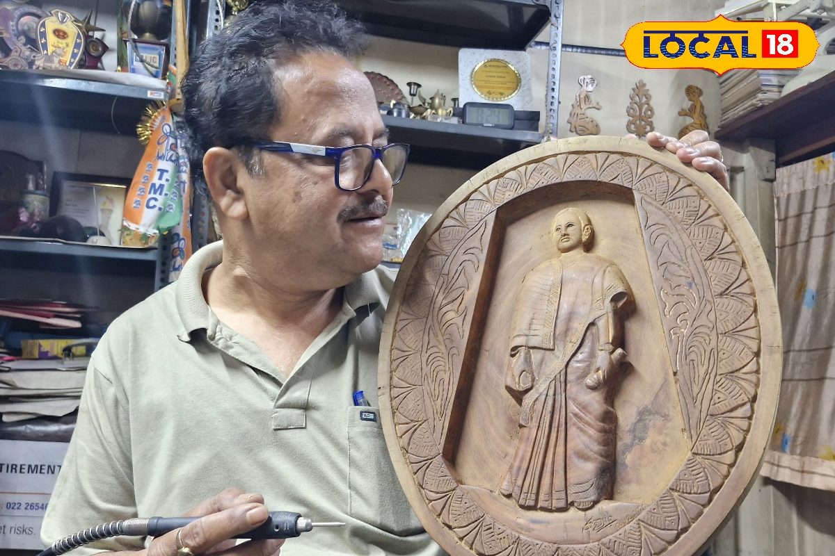 Siliguri News কাঠের গুড়িতে মুখ্যমন্ত্রীর প্রতিকৃতি বানালেন পঞ্চায়েত প্রধান! হাতের কাজ তাক লাগাল এক পলকে West Bengal Panchayat Pradhan carved Chief Ministers potrait on a Wooden block and amazed everyone with his creative art