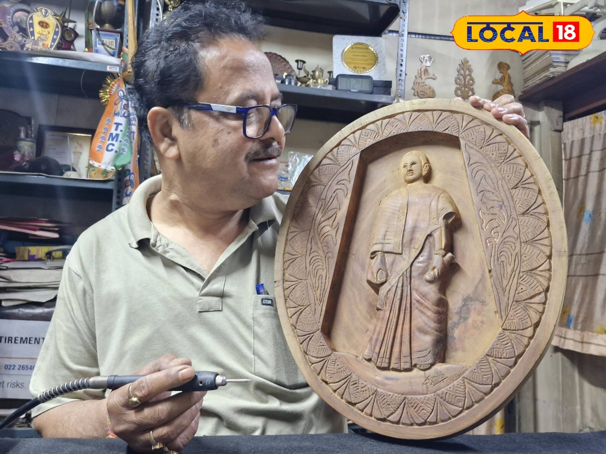 কাঠের গুড়িতে মুখ্যমন্ত্রীর প্রতিকৃতি বানালেন পঞ্চায়েত প্রধান! হাতের কাজ তাক লাগাল