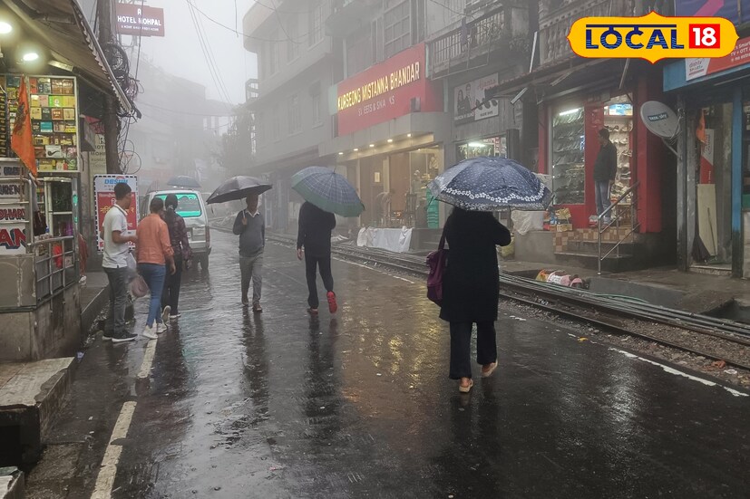 ফলে রাজ্য জুড়ে বৃষ্টির সম্ভাবনা বাড়ছে। রোদের তাপে গরম অন্যদিকে জলীয় বাষ্পপূর্ণ শীতল বাতাস স্থলভাগে প্রবেশ করায় বজ্রগর্ভ মেঘের সঞ্চার। ফলে বৃষ্টির পাশাপাশি বজ্রপাতের সতর্কতা জারি করা হয়েছে। এর পাশাপাশি দক্ষিণবঙ্গের সব জেলাতেই কালবৈশাখীর ঝড়ের সম্ভাবনা।