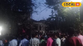 ট্রাকের সামনে বিক্ষোভে গ্রামবাসী
