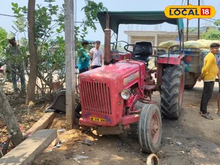 চপের দোকান হুড়মুড়িয়ে ঢুকে গেল ট্রাক্টর চপের দোকান হুড়মুড়িয়ে ঢুকে গেল ট্রাক্টর