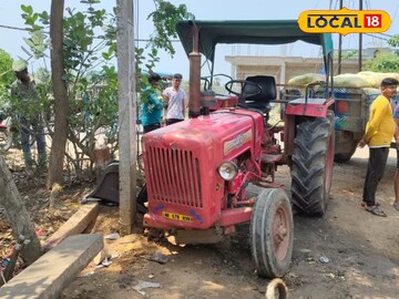 চপের দোকান হুড়মুড়িয়ে ঢুকে গেল ট্রাক্টর চপের দোকান হুড়মুড়িয়ে ঢুকে গেল ট্রাক্টর