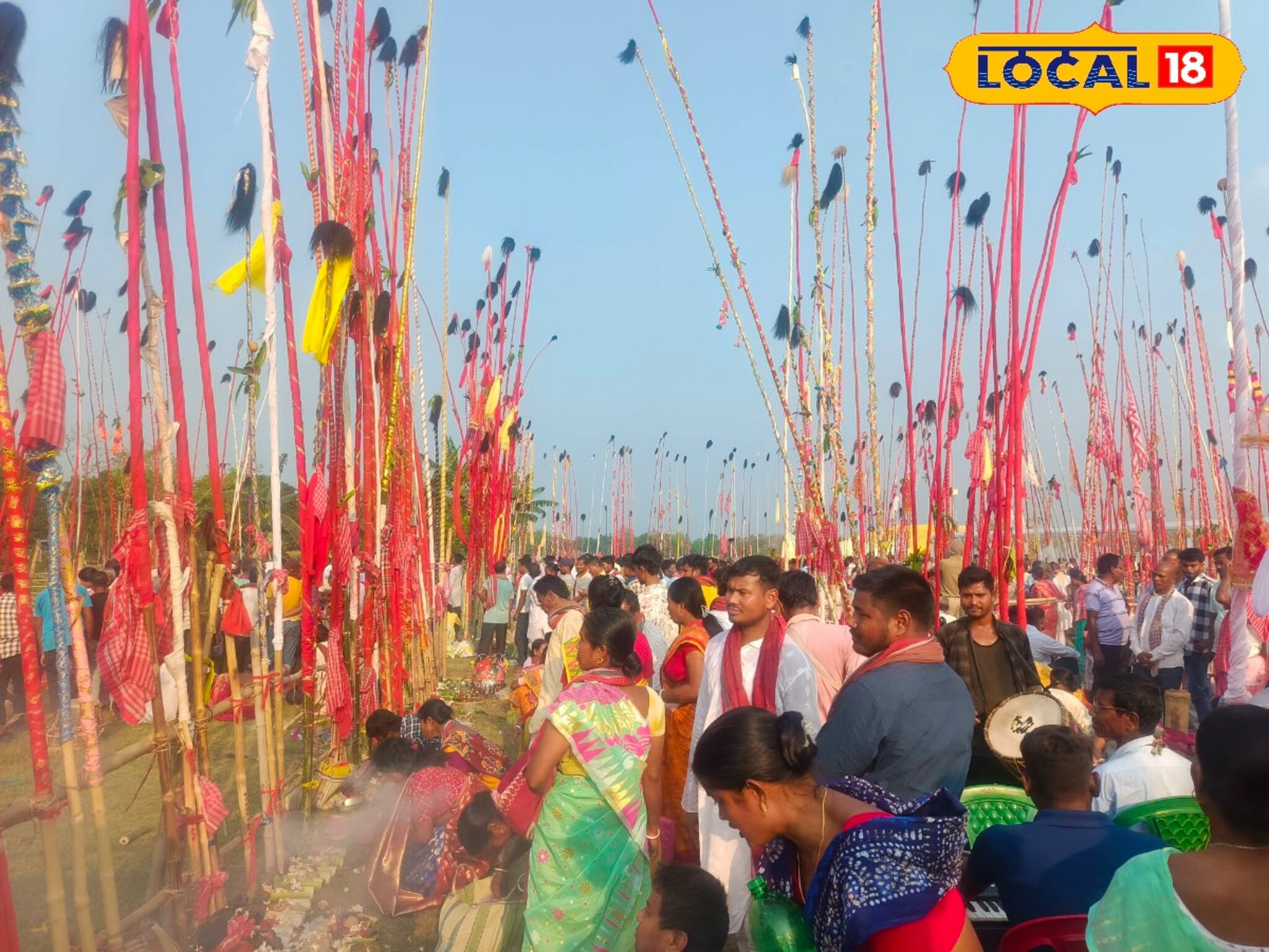 চলে ঐতিহ্যবাহী বাঁশখেলা, চৈত্রের শেষবেলায় আজও প্রাচীন এই পুজোর আসর ঘিরে অগণিত ভক্ত সমাগম
