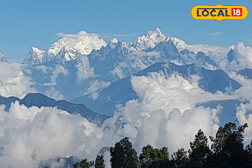 সোমবার সকাল থেকেই ঘন কালো মেঘে ঢাকা আকাশ সঙ্গে হালকা রোদের ঝলকানি। সপ্তাহ জুড়েই বজ্রবিদ্যুতের সঙ্গে বৃষ্টি শুরু হয়েছে দার্জিলিং , জলপাইগুড়ি, কালিম্পং, আলিপুরদুয়ার এবং কোচবিহার এই পাঁচ জেলাতেই ।