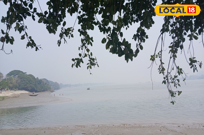 হুগলি নদীর পশ্চিম পাড়ে অবস্থিত উলুবেড়িয়া কালীবাড়ি। কালী মন্দিরের পাশে ফাঁকা বড় অংশ, তার গা ঘেঁসে বয়ে গিয়েছে নদী। নদী পাড়ের মনোরম পরিবেশ এবং মনমুগ্ধ করা বাতাস আকৃষ্ট করে মানুষকে। গরমের দিনে পড়ন্ত বিকেল এবং সন্ধ্যায় অগণিত মানুষ এখানে ভিড় জমান। বিশেষ করে পয়লা বৈশাখের দিন সকাল থেকে ভক্তের সমাগম ঘটে।