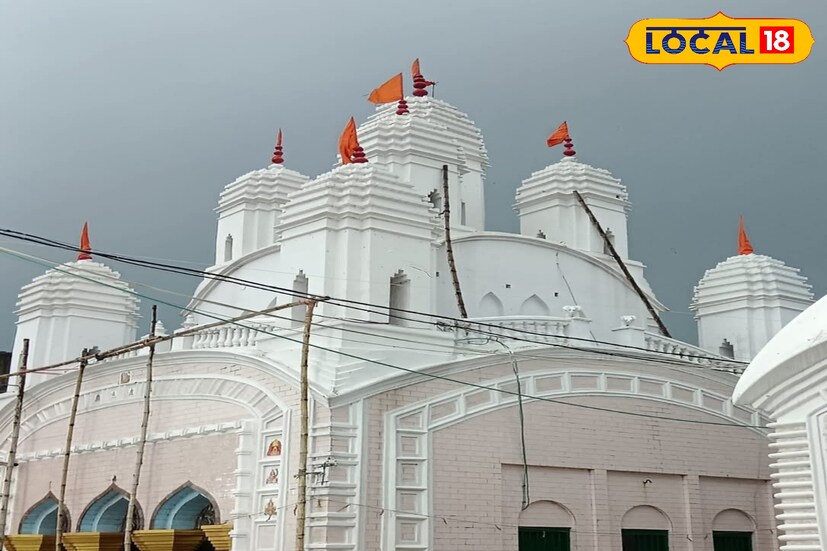 ১৩২৭ বঙ্গাব্দের ১৭ বৈশাখ ভাগীরথী নদীর তীরে নবরত্ন আনন্দময়ী কালীমন্দির প্রতিষ্ঠিত হয়। সারা বছর প্রতিদিন নিয়ম মেনে পুজো হয়। বিশেষ দিনগুলিতে জাঁকজমক করে পুজোর আয়োজন হয়। এখানে কুপন সংগ্রহ করে ভোগ খাওয়ার ব্যবস্থা আছে।