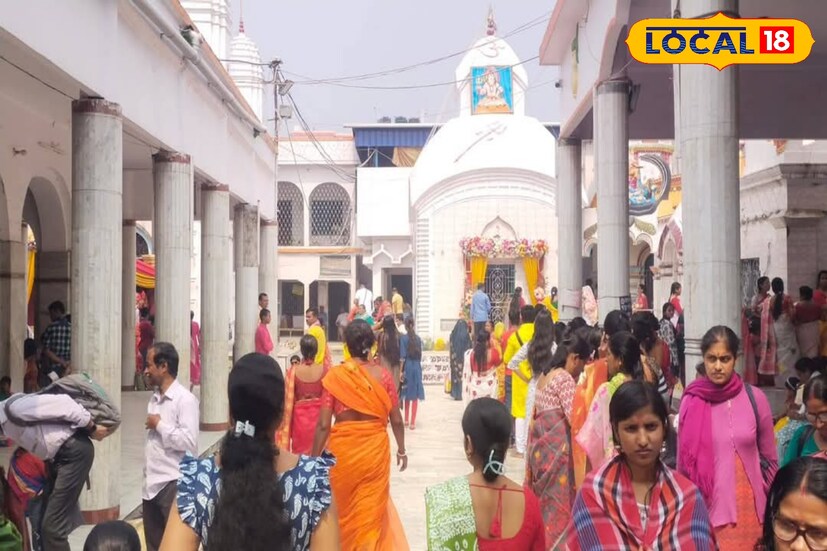 সকাল থেকেই শুরু হয় মা কালীর আরাধনা। অগণিত ভক্ত সমাগম। দূর দূরান্ত থেকে সপরিবারে বহু মানুষ এখানে আসেন। পুজো দেওয়ার পর, দীর্ঘক্ষণ সময় কাটিয়ে সন্ধ্যায় বাড়ি ফেরেন