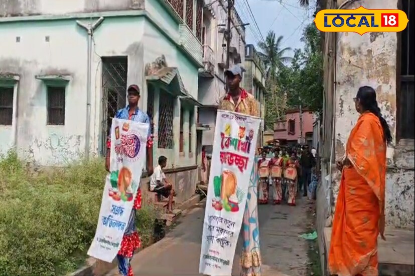 এছাড়াও ঝুমুর নাচ, ছোট ছোট ছেলে মেয়েদের নৃত্য সম্প্রীতির জীবন্ত মডেল রণ পা , আরও নানান বিষয়। নতুন বছরের প্রথম সকালে রাস্তার উধার দিয়ে শান্তিপুরবাসীও প্রতীক্ষায় ছিলেন এই বর্ণাঢ্য শোভাযাত্রা চেটেপুটে উপভোগ করতে।