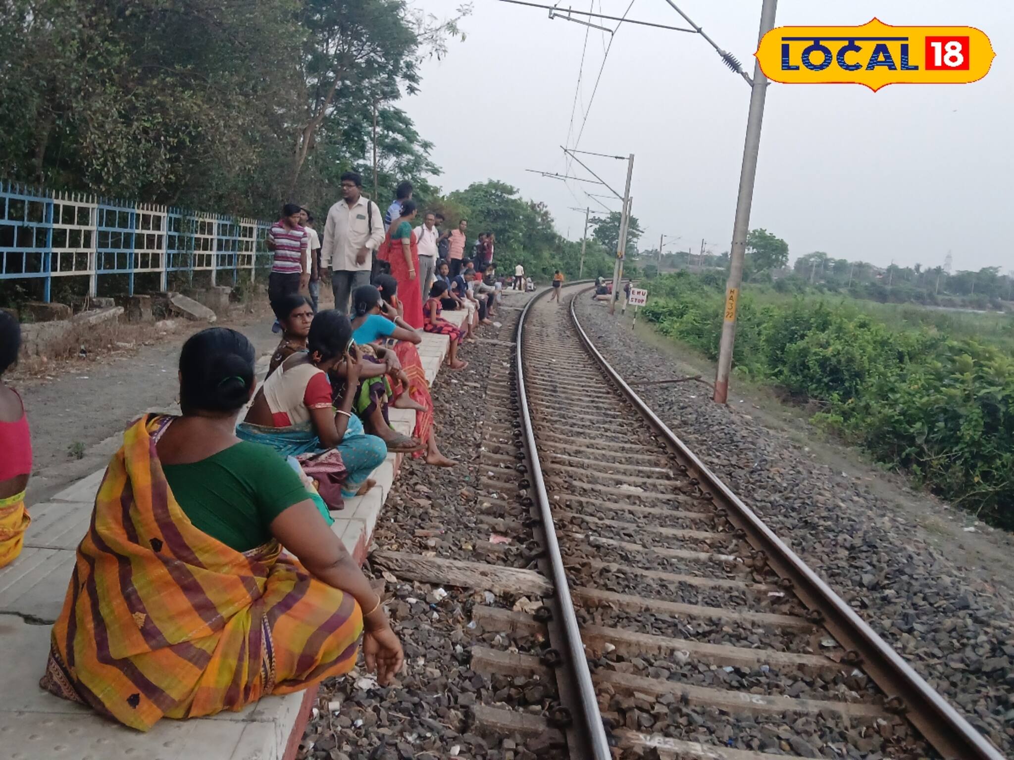 নেই শৌচালয়,পানীয় জল,প্রবেশ পথ যাতায়াতের অযোগ্য!যাত্রী ভোগান্তি আমতা শাখার কোনা স্টেশনে 