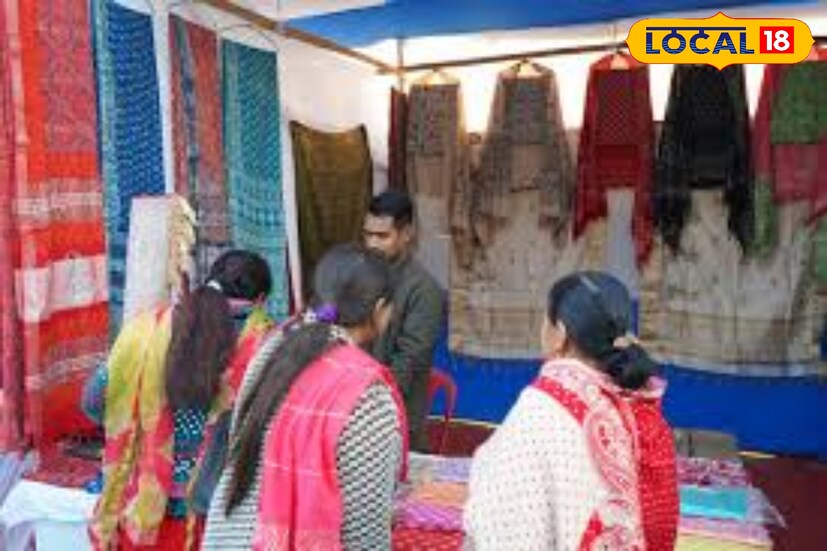 *পছন্দের শাড়ি বানিয়ে দিচ্ছেন কারিগররা, মেলায় অভিনব উদ্যোগ। মেলায় দেখা গিয়েছে, কারিগররাই মঞ্চেই তৈরি করে দিচ্ছেন পছন্দমতো শাড়ি। ক্রেতারা নিজের পছন্দ ও ডিজাইন অনুযায়ী শাড়ি তৈরির সুযোগ পেয়েছেন। এমন ব্যতিক্রমী উদ্যোগে আনন্দিত ক্রেতারা ও মেলার আয়োজকরা।