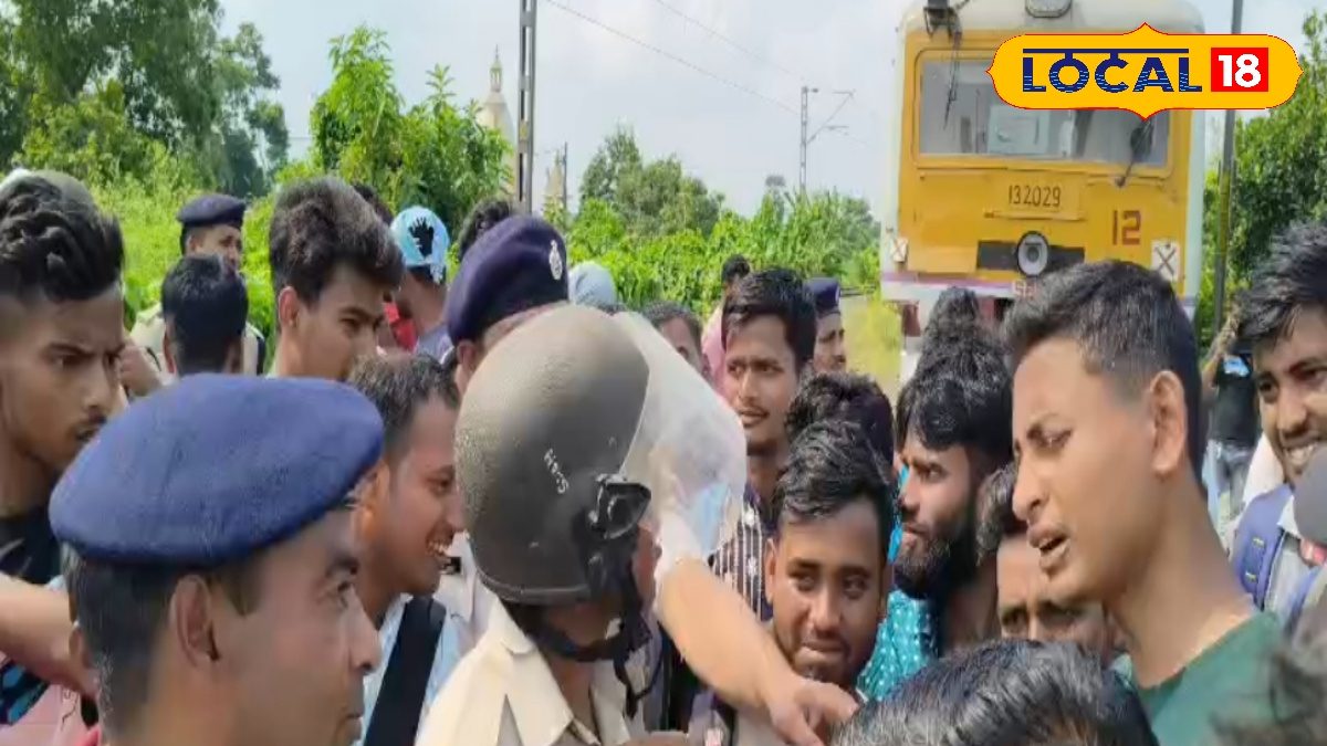 Sealdah Local Train: শিয়ালদহ দক্ষিণ শাখার আপ এবং ডাউন লাইনে ট্রেন চলাচলে বাধা, ডায়মন্ড হারবার লাইনে বিক্ষোভ-অবরোধ | protest at sealdah south section line in demand for increase of train