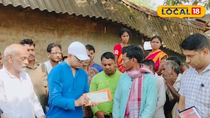 মৃত পরিবারের হাতে চেক তুলে দেওয়া হয় মৃত পরিবারের হাতে চেক তুলে দেওয়া হয়
